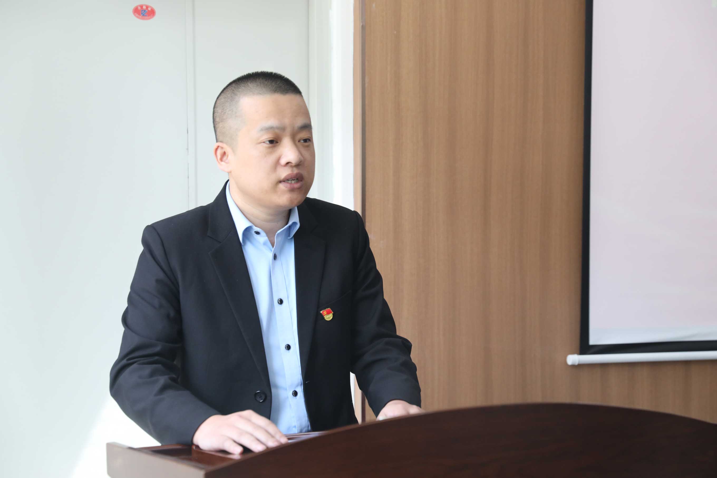 4周峰.jpg 4周峰.jpg